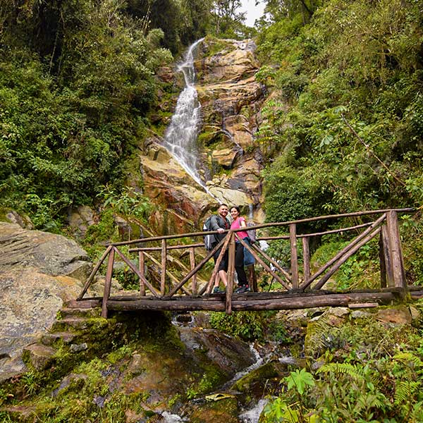 short-incatrail-waterfall-wiñaywayna